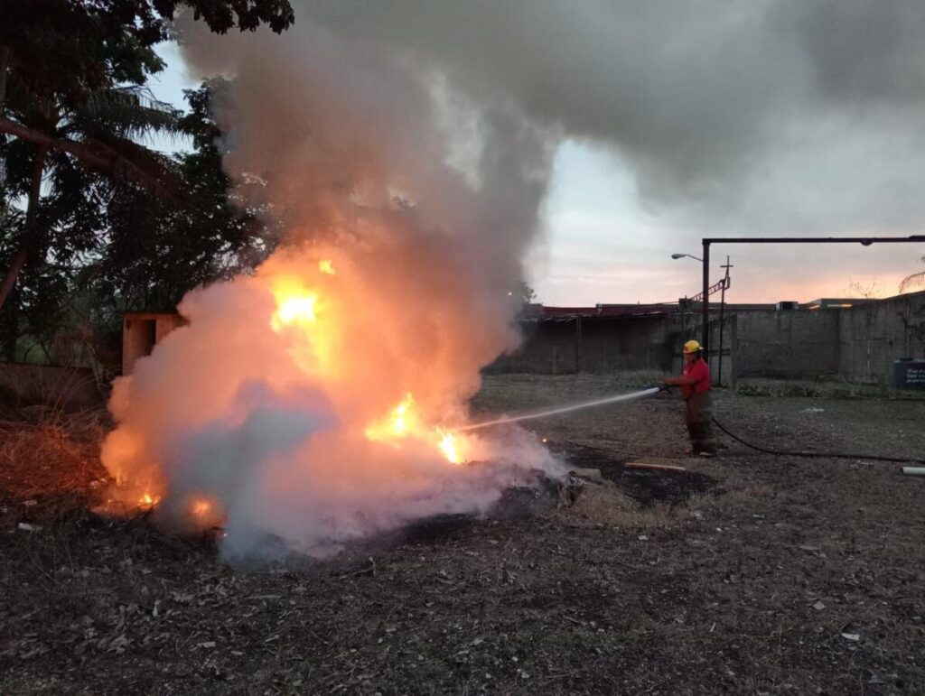 PC y Bomberos de Minatitlán atienden incendios de pastizales