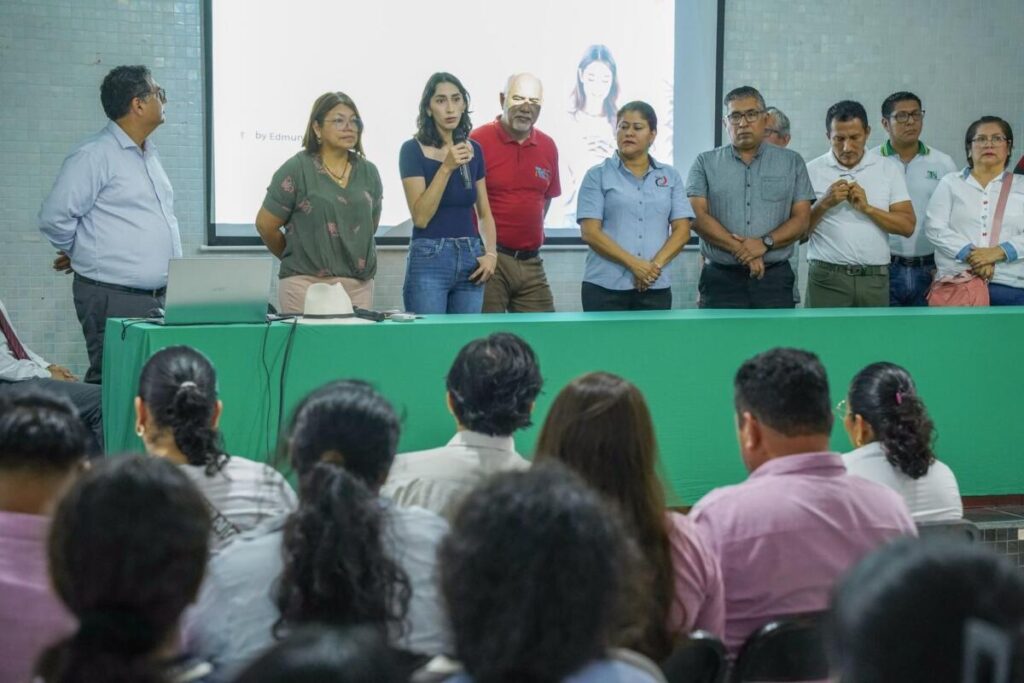 Capacitan a estudiantes de Cosoleacaque sobre “Uso de las redes sociales para ventas y emprendurismo”.