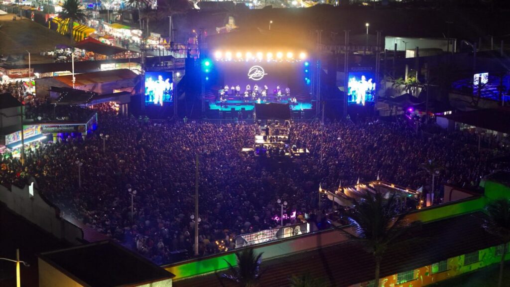 Gilberto Santa Rosa desata pasión salsera y pone a bailar a Coatzacoalcos en la Expo Feria 2025.