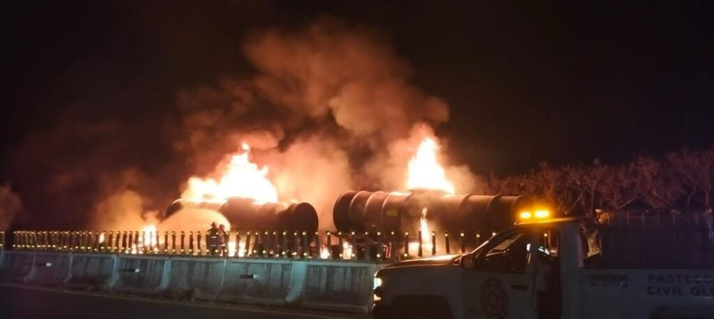 Incendio de pipa paraliza la autopista Isla–Acayucan en Veracruz.