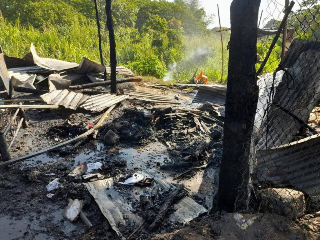 Incendio consume por completo una vivienda en Jáltipan; afortunadamente no hubo víctimas.