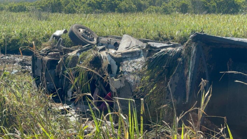 Tragedia en la carretera Las Matas: un mu3rt0 y una joven herida tras volcadura de tráiler