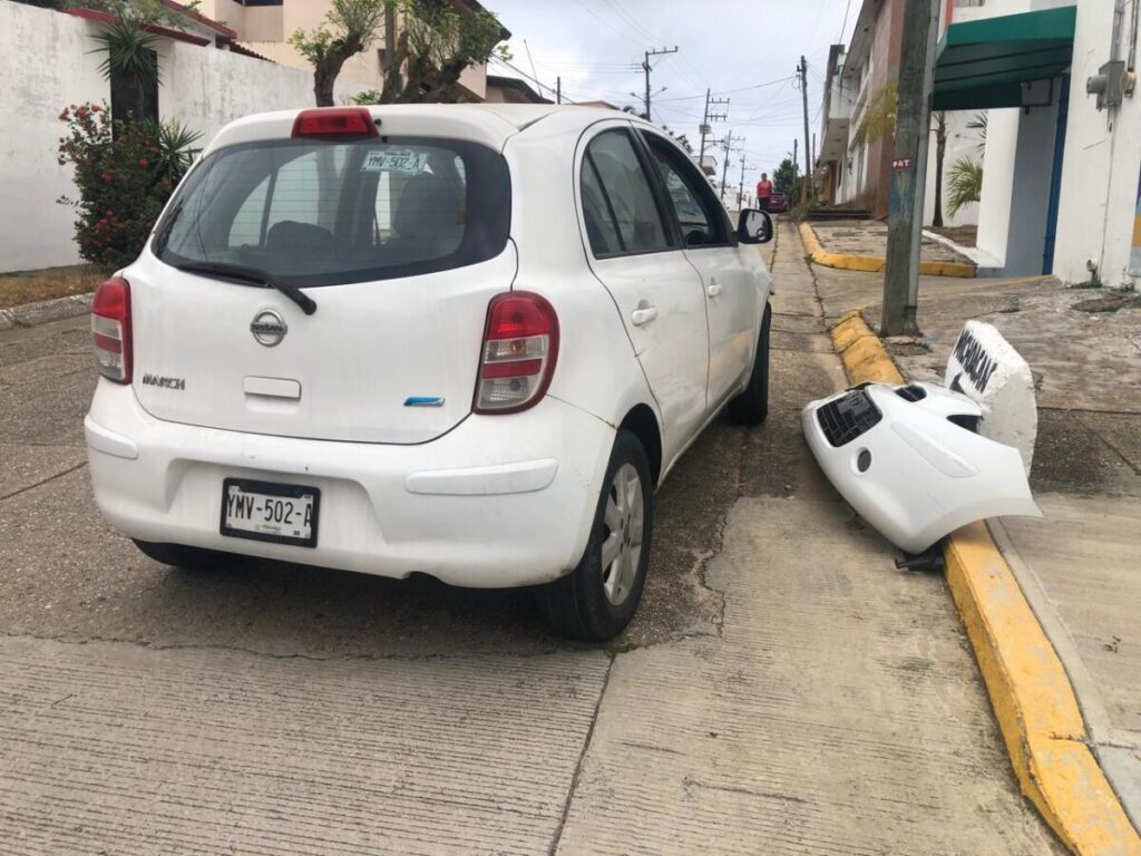 Colisionaron dos particulares en la colonia petrolera de Coatzacoalcos Colisionaron dos particulares en la colonia petrolera de Coatzacoalcos