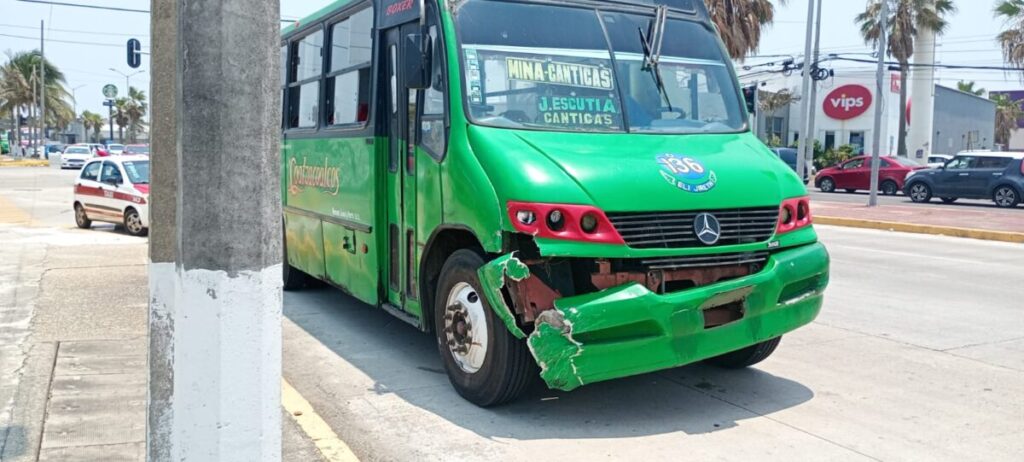 Urbano destroza auto en la Colonia Paraíso de Coatzacoalcos
