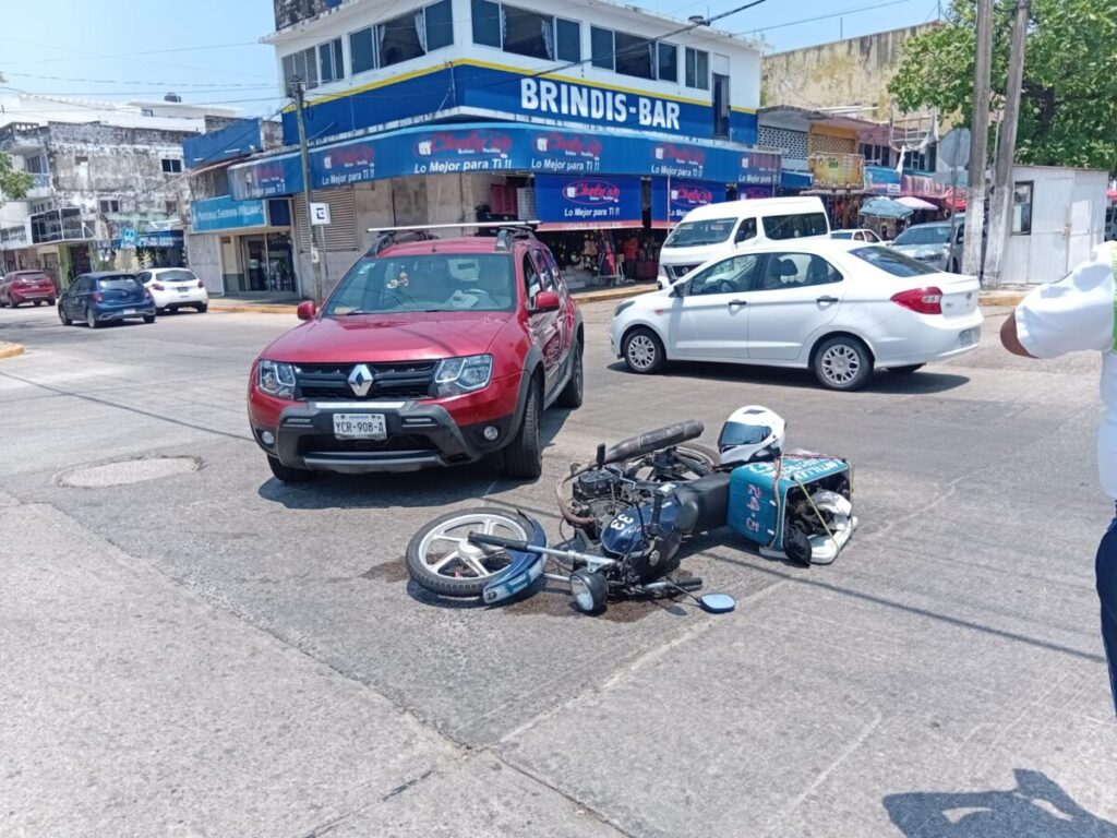 Duster derribó a mototortillero en el centro de Coatzacoalcos