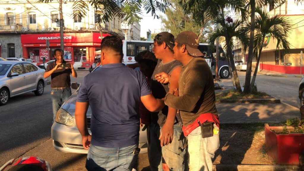 Albañil cayó de una moto en el centro de Coatzacoalcos Albañil cayó de una moto en el centro de Coatzacoalcos