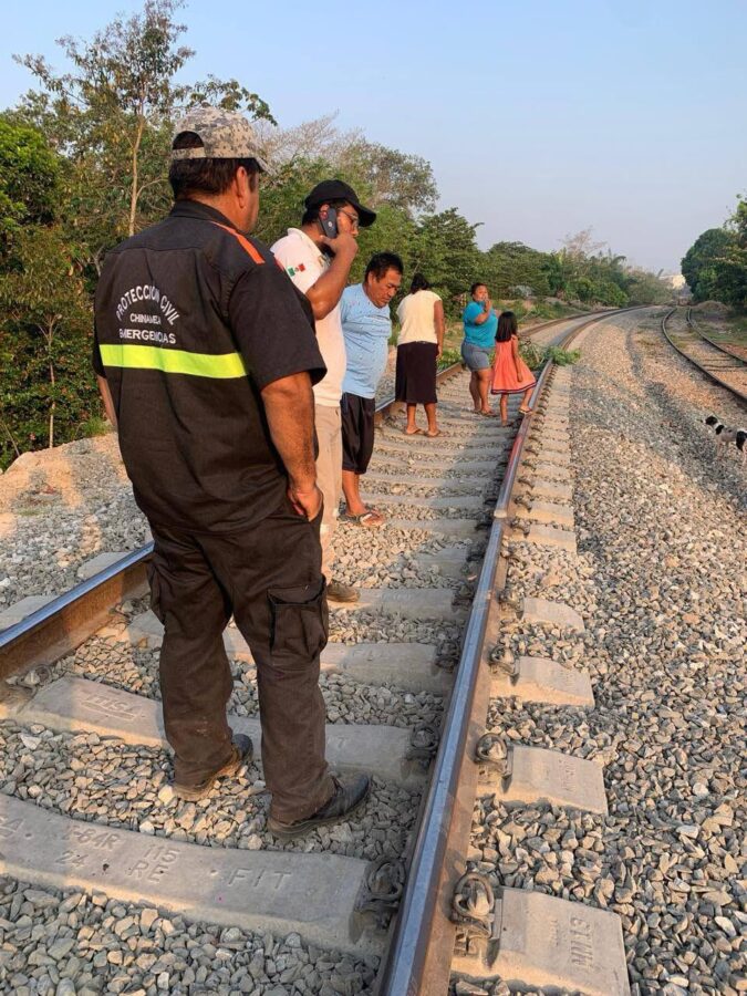Fractura en vía férrea interrumpe paso del tren interoceánico; Ferromex ya atiende la falla. Fractura en vía férrea interrumpe paso del tren interoceánico; Ferromex ya atiende la falla.