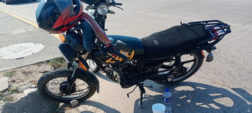 Taxi choca contra moto a la altura de la colonia Las Gaviotas en Coatzacoalcos 