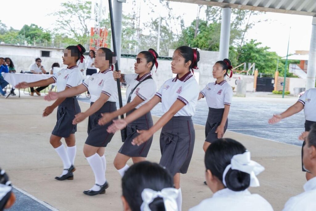 El H. Ayuntamiento de Cosoleacaque premia a escoltas, nivel bachillerato.