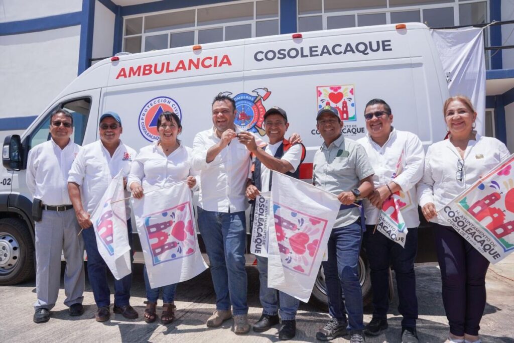 Ponciano Vázquez Parissi, hizo entrega de una nueva ambulancia a PC Cosoleacaque.