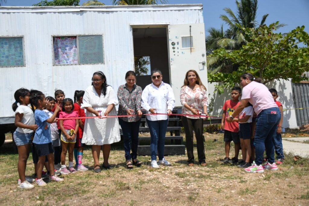 Llega aula móvil a primaria Wenceslao Victoria Soto.