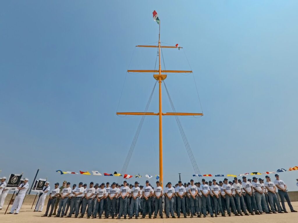 Realizan ceremonia de protesta a la bandera nacional para marineros del Servicio Militar Nacional