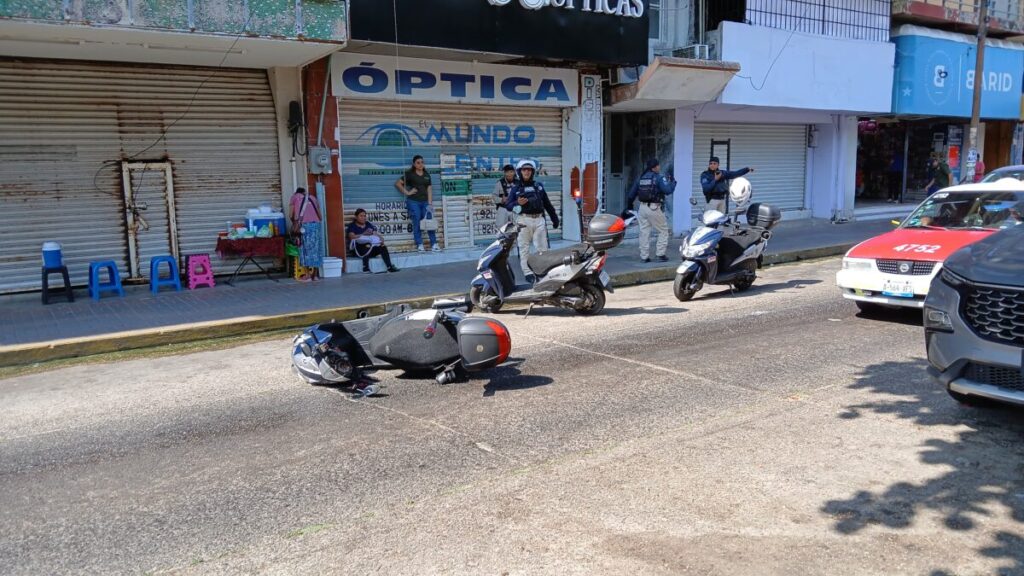 Derrapó municipal motorizado en el centro de Coatzacoalcos