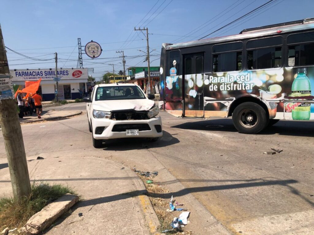 *Pasajera de urbano l3sion4d4 en choque en la Col.Lomas de Barrillas en Coatzacoalcos