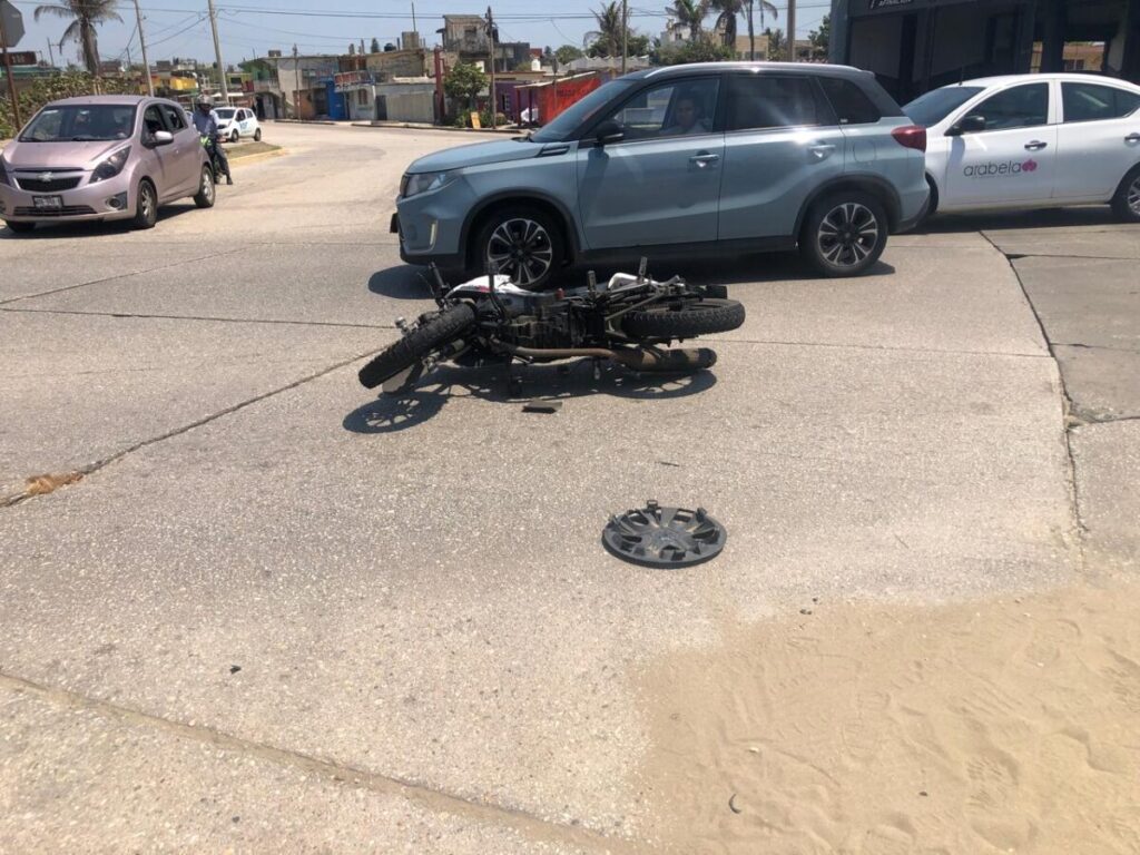 Particular derribó a motociclistas en Coatzacoalcos