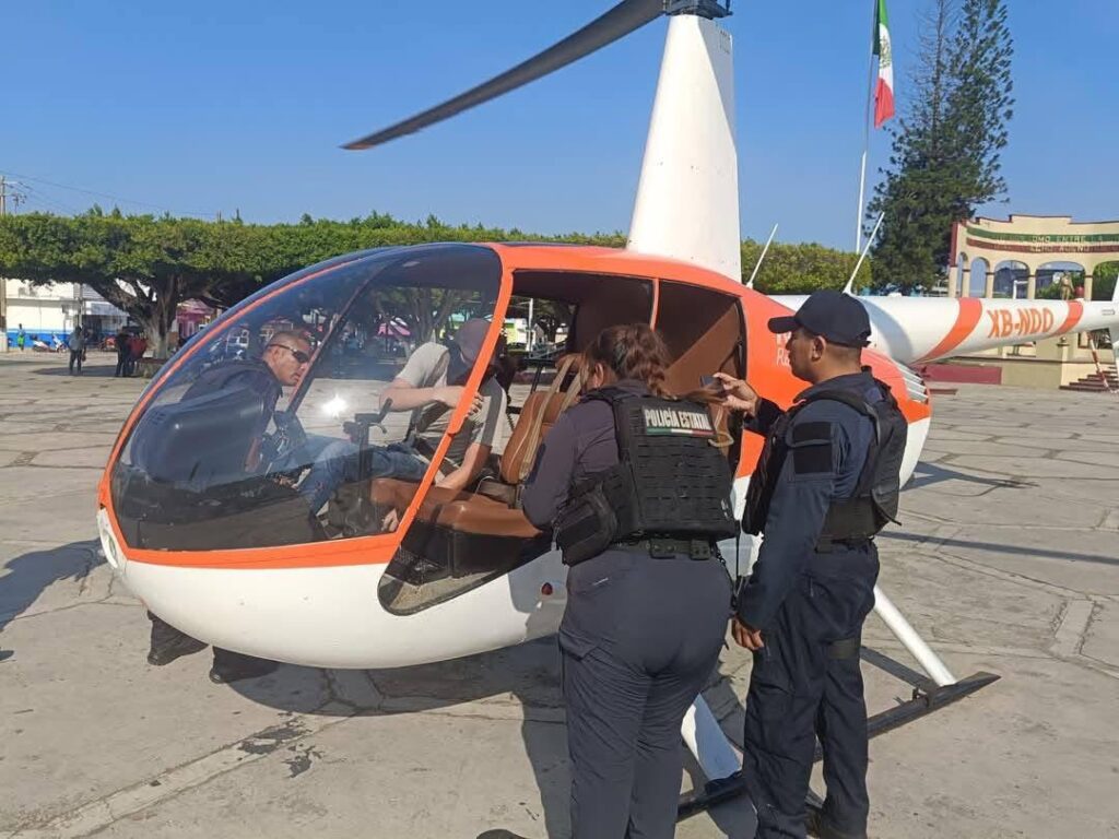 Policía intenta impedir aterrizaje de helicóptero de emergencia que trasladaba a mujer mordida por nauyaca en Las Choapas.