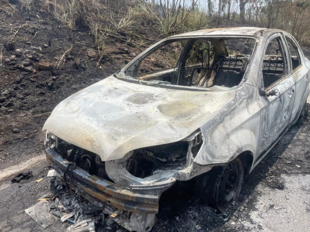Abandonan vehículo calcinado en la carretera al Paralelo
