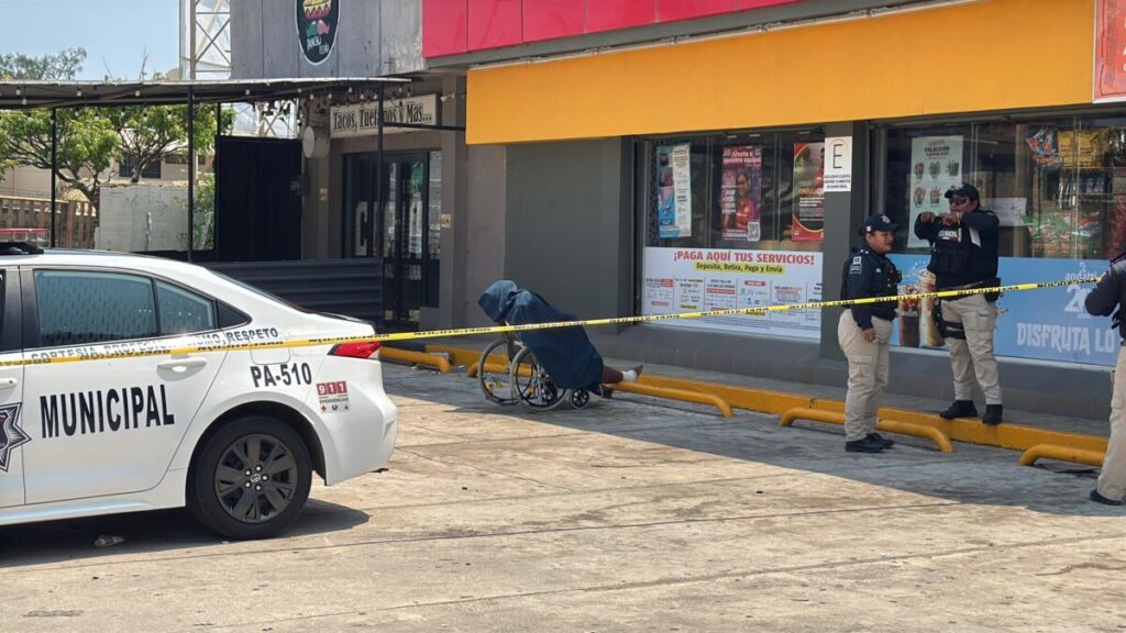 F4ll3c3 hombre en silla de ruedas afuera de un OXXO en Coatzacoalcos