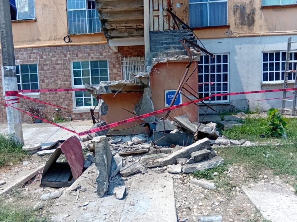 Colapsó escalera  de edificio  en Puerto Esmeralda
