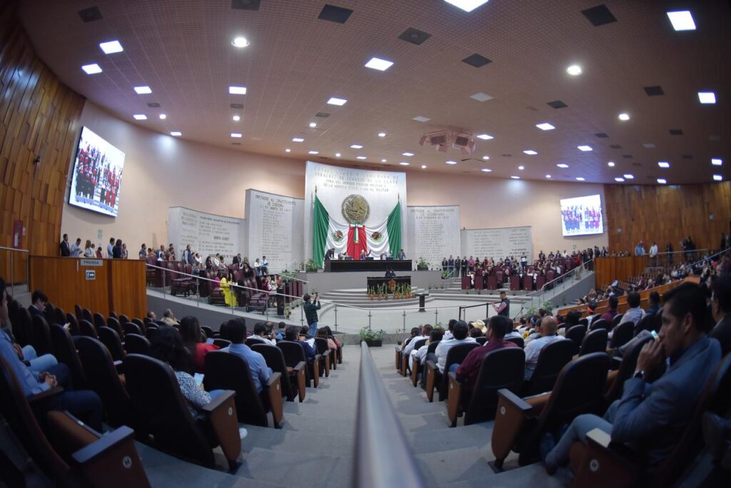 Modifica LXVII Legislatura la integración de 27 comisiones permanentes y una especial. Modifica LXVII Legislatura la integración de 27 comisiones permanentes y una especial.