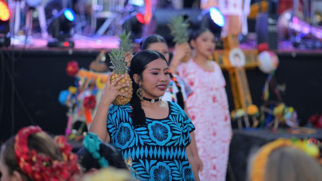 Color, tradición y alegría con la Calenda y el Grupo Donají en la Plaza Cultural de la Expo Feria Coatza 2025 Color, tradición y alegría con la Calenda y el Grupo Donají en la Plaza Cultural de la Expo Feria Coatza 2025