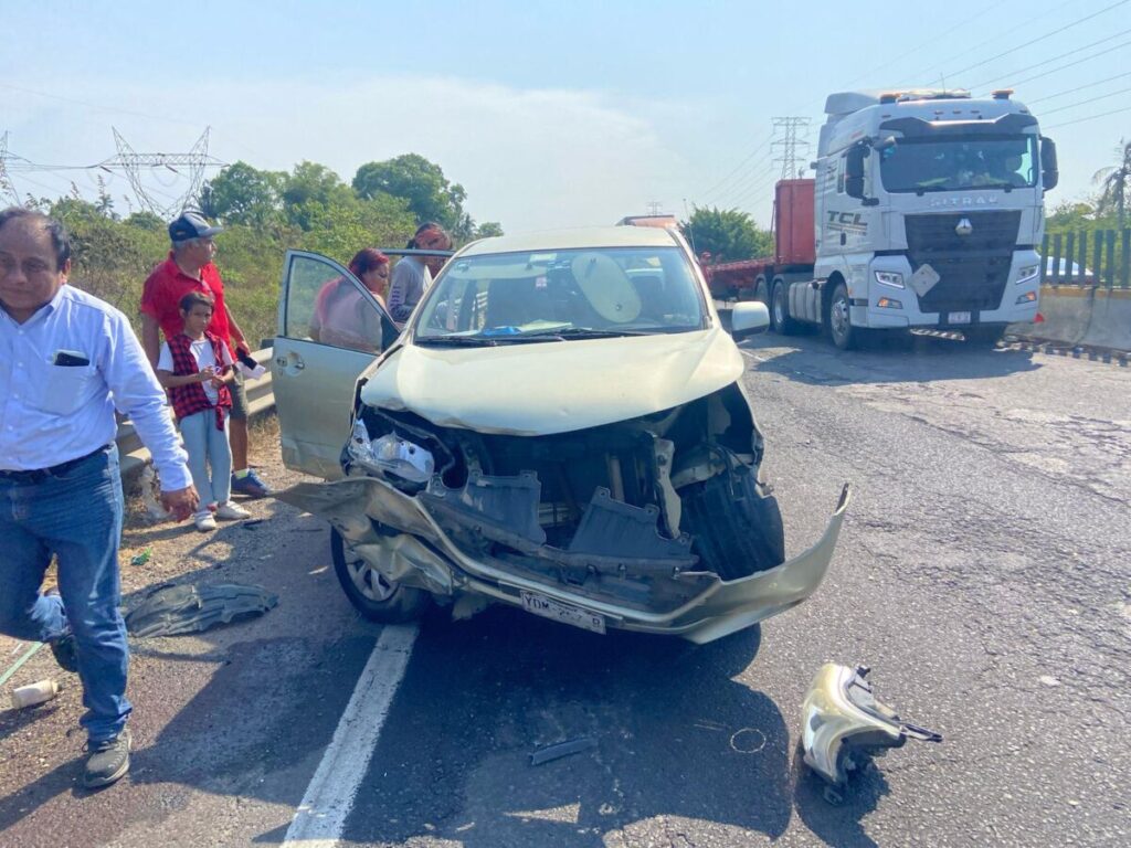 Bolsa de basura provoca aparatoso accidente en la autopista Nuevo Teapa – Cosoleacaque Bolsa de basura provoca aparatoso accidente en la autopista Nuevo Teapa – Cosoleacaque