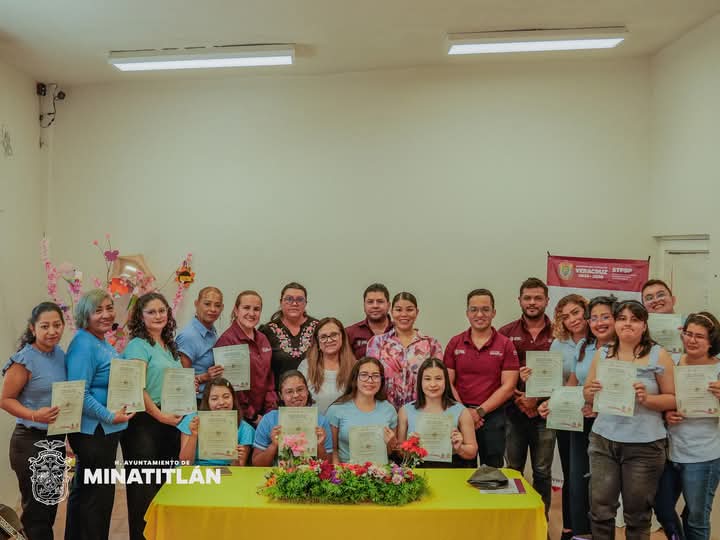 Concluyen 16 mujeres curso de Asistente Educativa en Minatitlán Concluyen 16 mujeres curso de Asistente Educativa en Minatitlán