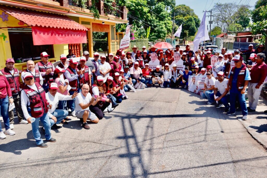 El candidato de Morena, Guillermo Reyes Espronceda, sostiene diálogo con habitantes de la zona rural.