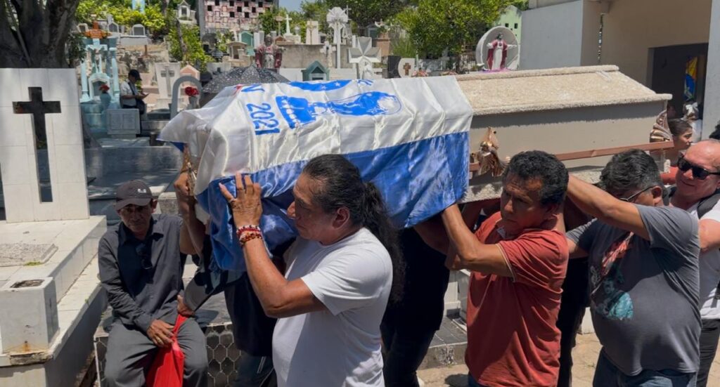 Último adiós a Carlos Amador “El Pollo”; familiares exigen justicia por su mu3rt3 Último adiós a Carlos Amador “El Pollo”; familiares exigen justicia por su mu3rt3