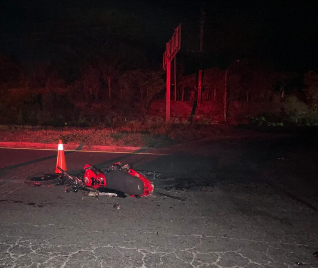 Motociclistas pierden la vida tras ser @rr0ll@d0s por tráiler en Sayula de Alemán