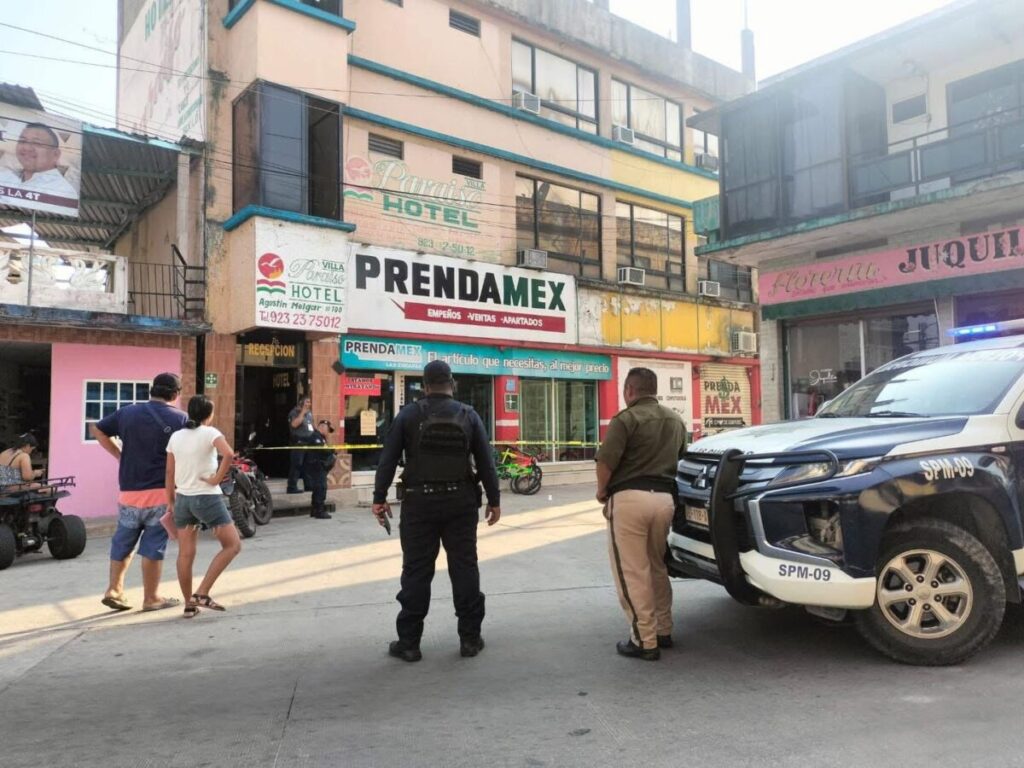 Tiroteo en sucursal de Prendamex deja a un policía y a una mujer heridos en Las Choapas.