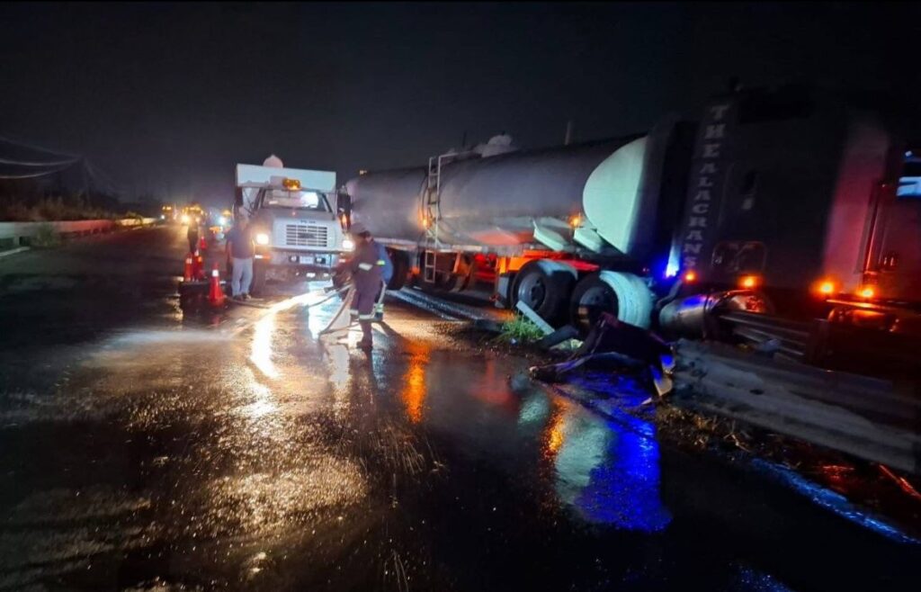 Vuelca pipa con melaza en Nanchital; derrame obliga al cierre total de la carretera por varias horas. Vuelca pipa con melaza en Nanchital; derrame obliga al cierre total de la carretera por varias horas.