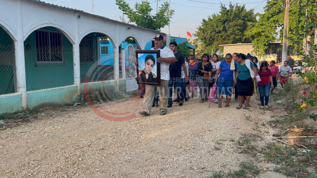 Último adiós a Yesenia Lara, candidata de Morena asesinada en Texistepec: comunidad exige justicia y paz.