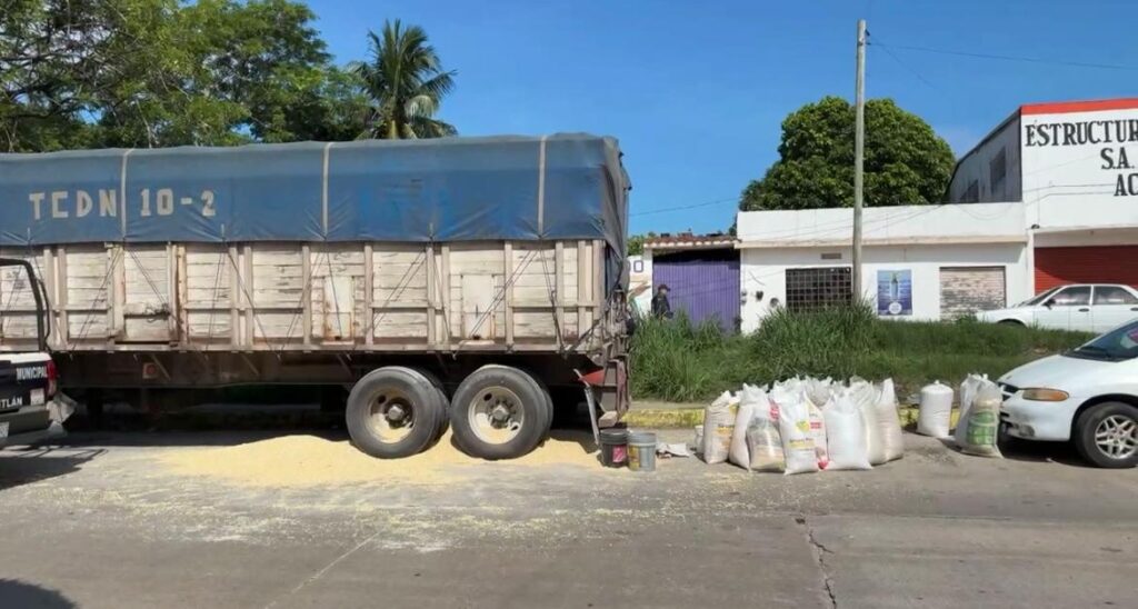 Intentan robar maíz de tráiler asegurado en Minatitlán; provocan rapiña en la Transístmica. Intentan robar maíz de tráiler asegurado en Minatitlán; provocan rapiña en la Transístmica.