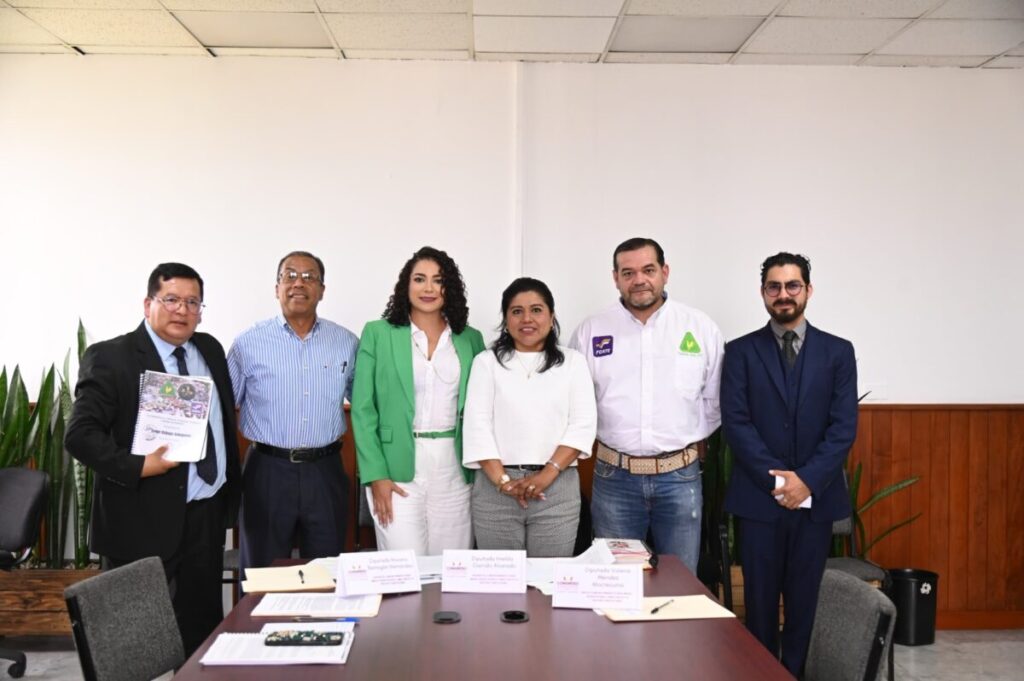 Atienden diputadas a representantes de galleros de la entidad*