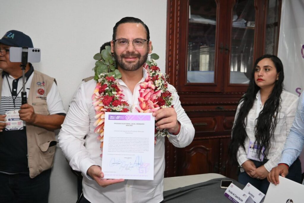 Pedro Miguel Rosaldo recibe constancia de mayoría como alcalde electo de Coatzacoalcos