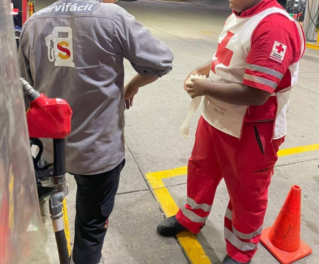 VI0l3nt0 4s4lt0 en gasolinera Servifácil de Sayula deja tres lesionados.
