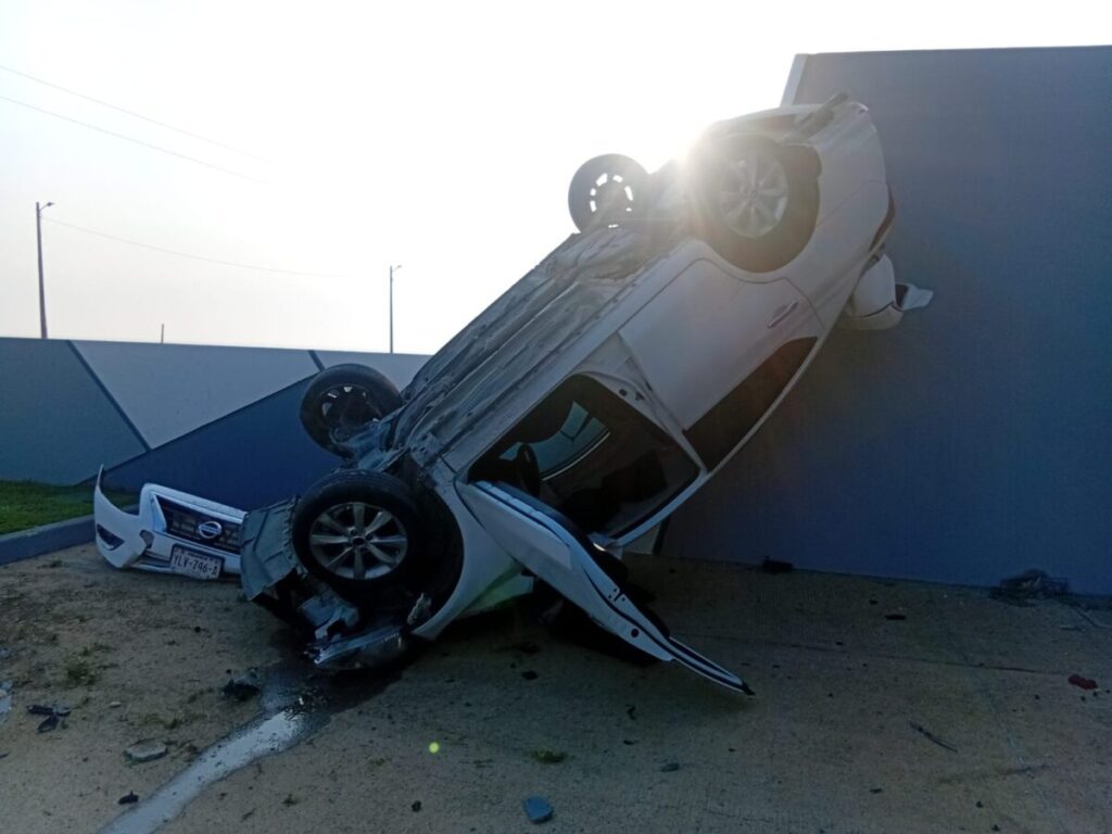 Jóvenes ebrios destrozan auto en Malecón y Abraham Zabludovsky