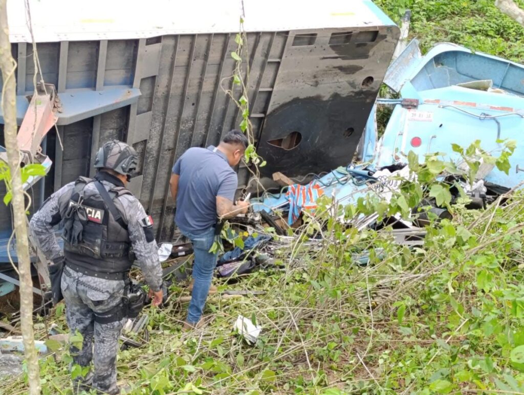 Mu3r3 conductor de tráiler tras volcadura en San Juan Evangelista.