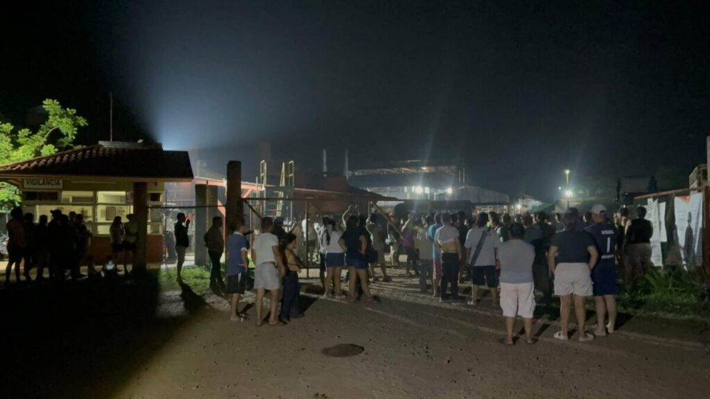 Vecinos de Monte Grande y Comején protestan por fallas eléctricas; señalan a planta aceitera como responsable.