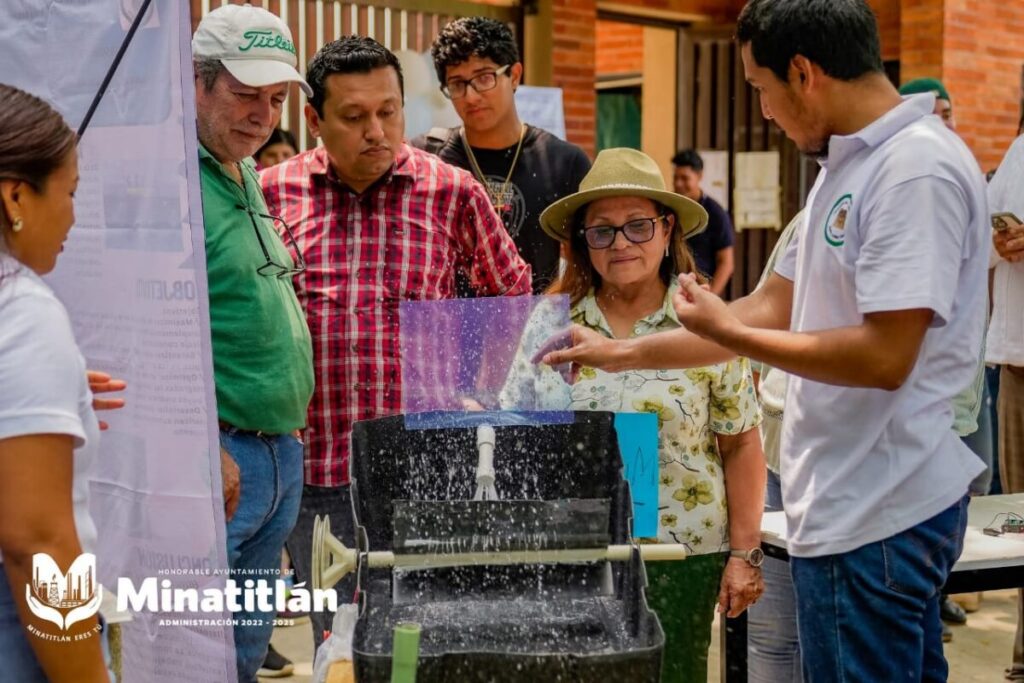 Estudiantes presentan proyectos de energías limpias en el segundo día de la Semana del Medio Ambiente en Minatitlán