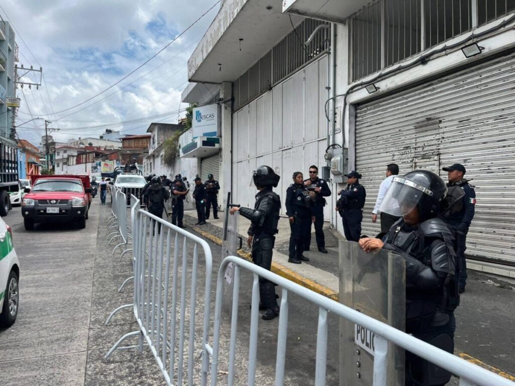 Blindan sede del OPLE en Xalapa para recuento de votos de Sayula ante clima de tensión y denuncias de violencia. Blindan sede del OPLE en Xalapa para recuento de votos de Sayula ante clima de tensión y denuncias de violencia.