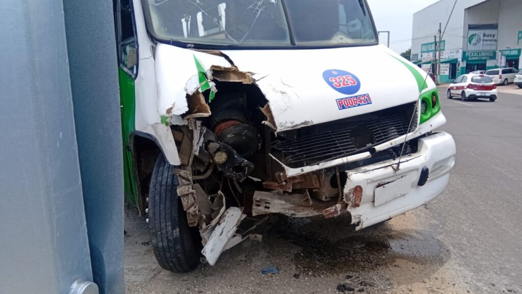 Urbano destroza camioneta en la Colonia Rafael Hernández  Ochoa de Coatzacoalcos
