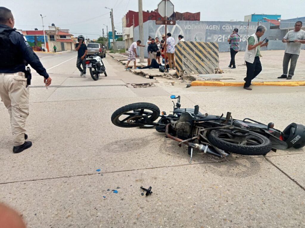 Dama derriba a motociclista en la Colonia  Guadalupe Victoria