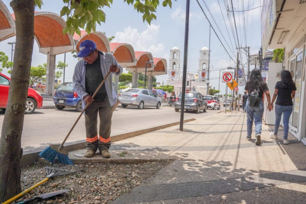 Cuadrillas de Limpia Pública de Cosoleacaque trabajan para mantener entornos más limpios. Cuadrillas de Limpia Pública de Cosoleacaque trabajan para mantener entornos más limpios.