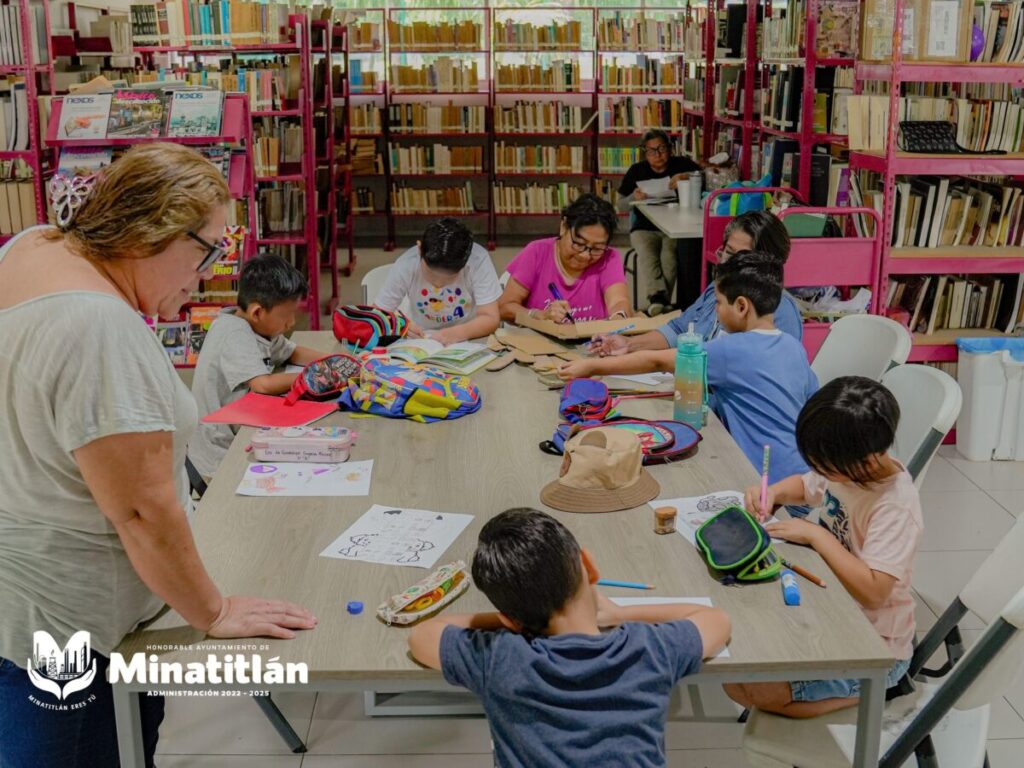 Niñas y niños disfrutan del taller “Mis Vacaciones en la Biblioteca 2025”