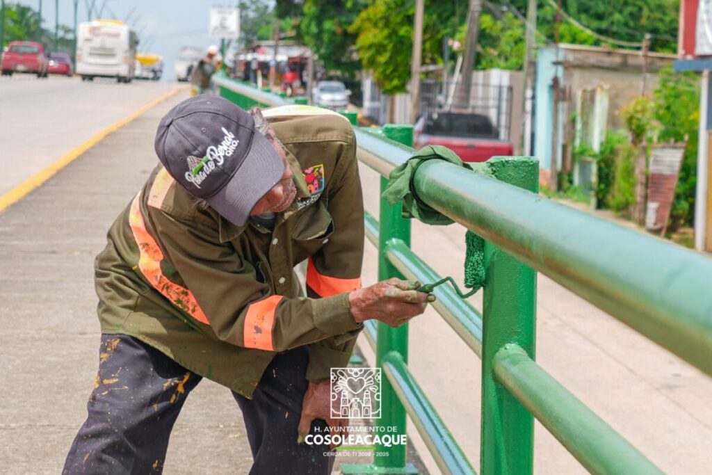 El H. Ayuntamiento de Cosoleacaque da mantenimiento a barandales del bulevar.