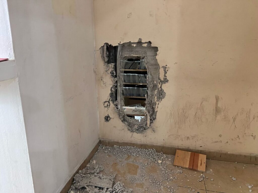 Fuerzan entrada y perforan muro en oficinas de Hacienda del Estado en Acayucan.