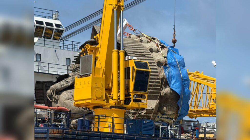 Plataforma de EE.UU. recoge restos del cohete de SpaceX en el Golfo de México. Plataforma de EE.UU. recoge restos del cohete de SpaceX en el Golfo de México.