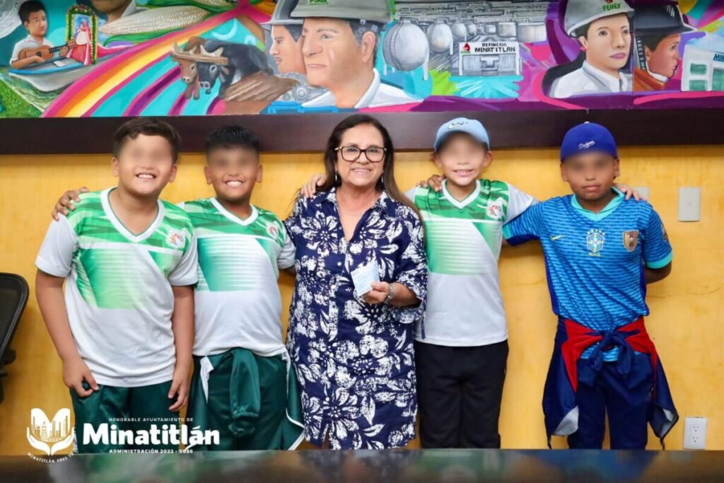 Entrega Dra. Carmen Medel apoyo a deportistas que representarán a Minatitlán